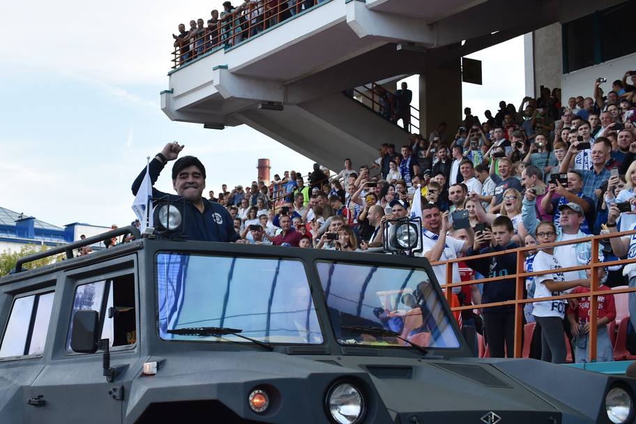 Diego Armando Maradona arriva allo stadio di Bresta. Afp